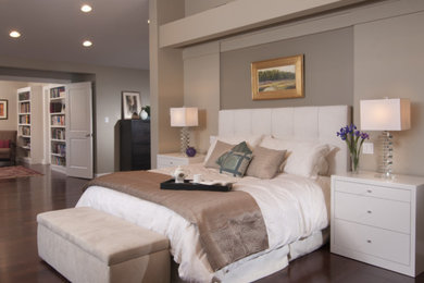 Modelo de dormitorio principal clásico renovado extra grande con paredes marrones y suelo de madera oscura