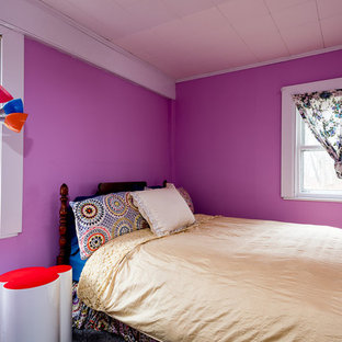 Idée de décoration pour une petit chambre d'amis champêtre avec un mur rose.