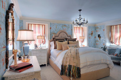 ニューヨークにある中くらいなトラディショナルスタイルのおしゃれな客用寝室 (青い壁、カーペット敷き) のレイアウト