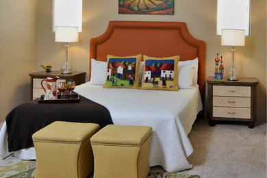 Ejemplo de habitación de invitados ecléctica de tamaño medio con paredes beige y moqueta