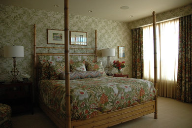Imagen de dormitorio principal exótico sin chimenea con paredes verdes y moqueta