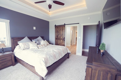 Ejemplo de dormitorio principal rústico con moqueta y suelo beige