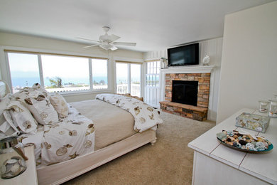 サンルイスオビスポにあるビーチスタイルのおしゃれな主寝室 (白い壁、カーペット敷き) のインテリア