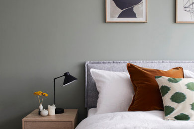 ロンドンにある小さなコンテンポラリースタイルのおしゃれな客用寝室 (緑の壁) のレイアウト