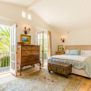 Foto de dormitorio principal, campestre, de tamaño medio, con paredes blancas y suelo de madera clara