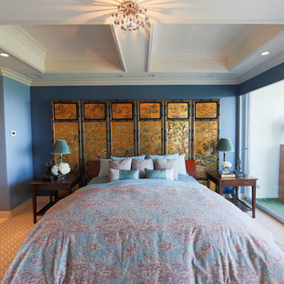 Cette photo montre une grand chambre parentale asiatique avec un mur bleu, un sol en carrelage de céramique, aucune cheminée et un sol beige.