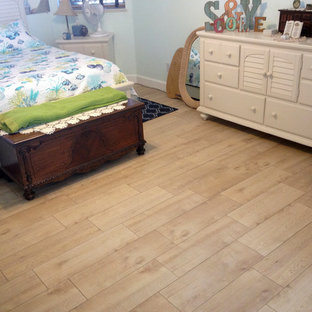 Imagen de dormitorio principal, marinero, de tamaño medio, con paredes azules, suelo de baldosas de cerámica y suelo beige