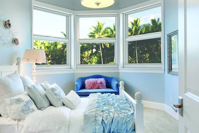 Modelo de habitación de invitados ecléctica pequeña con paredes azules, moqueta y suelo beige