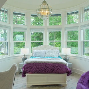 Idee per una camera da letto shabby-chic style con pareti bianche e parquet chiaro
