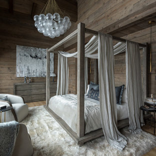 Rustikales Schlafzimmer mit brauner Wandfarbe, braunem Holzboden und braunem Boden in Sonstige