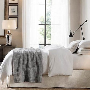 Imagen de dormitorio principal, industrial, con paredes grises y suelo de madera pintada