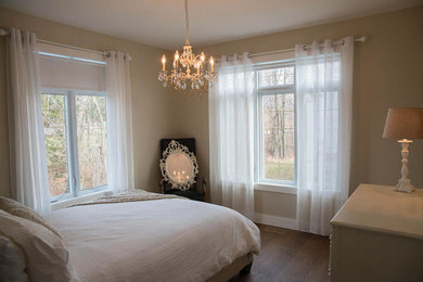 Example of a classic bedroom design in Montreal