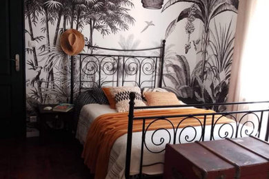 Foto de dormitorio principal tropical con paredes negras y suelo laminado
