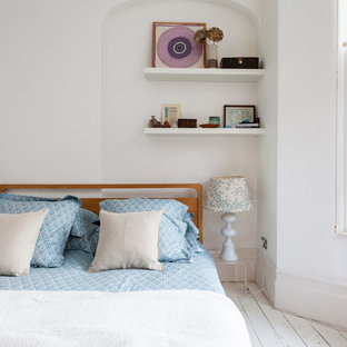 Idée de décoration pour une petit chambre parentale style shabby chic avec un sol en bois peint et un mur blanc.
