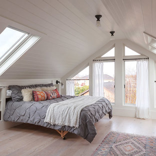 Klassisches Schlafzimmer ohne Kamin mit weißer Wandfarbe, hellem Holzboden und beigem Boden in San Francisco