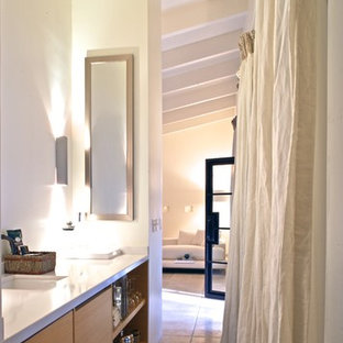 Großes Modernes Hauptschlafzimmer mit weißer Wandfarbe, Kalkstein und beigem Boden in San Luis Obispo
