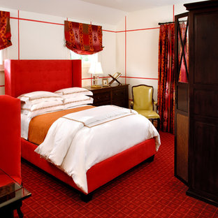Diseño de dormitorio bohemio, de tamaño medio, sin chimenea, con paredes blancas, moqueta y suelo rojo