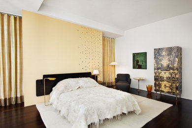 ニューヨークにある広いモダンスタイルのおしゃれな主寝室 (ベージュの壁、濃色無垢フローリング、暖炉なし、茶色い床) のインテリア