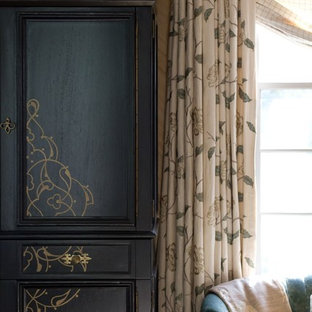 Imagen de dormitorio principal, tradicional, con paredes beige, suelo de madera oscura y chimenea lineal
