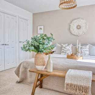 Mittelgroßes Uriges Hauptschlafzimmer mit beiger Wandfarbe, Teppichboden und beigem Boden in Devon