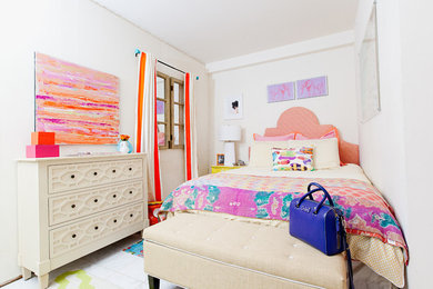 ニューヨークにある小さなビーチスタイルのおしゃれな主寝室 (白い壁、磁器タイルの床、グレーの床)