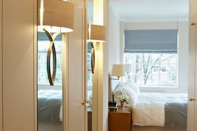 Идея дизайна: маленькая хозяйская спальня в современном стиле с ковровым покрытием для на участке и в саду