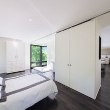 Modern Bedroom by Kariouk Associates