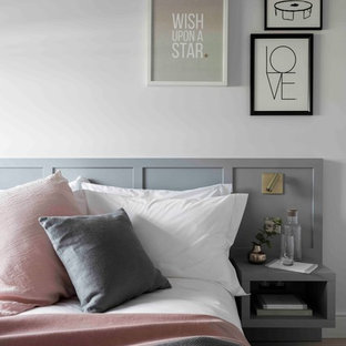 Diseño de dormitorio contemporáneo, de tamaño medio, con paredes blancas