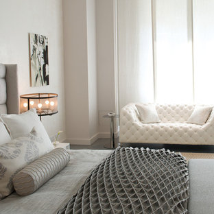 Modelo de dormitorio tipo loft, contemporáneo, de tamaño medio, con paredes blancas y suelo de mármol