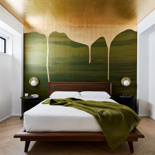 Ispirazione per una camera da letto minimal di medie dimensioni con pareti grigie, parquet chiaro, pavimento marrone e nessun camino