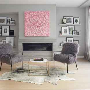 Immagine di una grande camera matrimoniale moderna con pareti grigie, parquet chiaro, camino lineare Ribbon, cornice del camino piastrellata e pavimento beige
