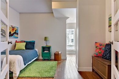 Foto de habitación de invitados minimalista de tamaño medio con paredes beige y suelo de bambú