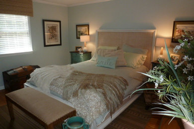 フィラデルフィアにある中くらいなトランジショナルスタイルのおしゃれな客用寝室 (青い壁、無垢フローリング、暖炉なし)