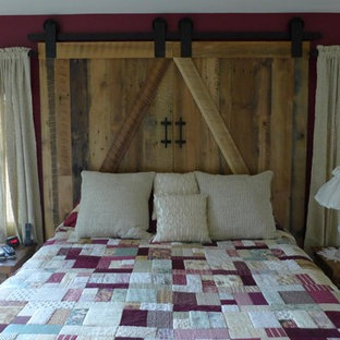 Ispirazione per una camera matrimoniale stile rurale di medie dimensioni con pareti rosse e moquette