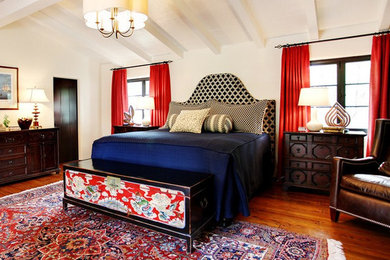 ロサンゼルスにある中くらいなアジアンスタイルのおしゃれな主寝室 (白い壁、濃色無垢フローリング、暖炉なし、茶色い床)