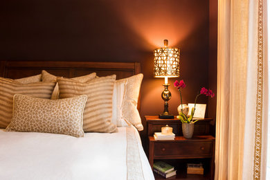 Diseño de habitación de invitados clásica renovada pequeña sin chimenea con paredes púrpuras y suelo de madera en tonos medios