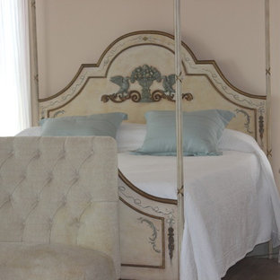 Foto de dormitorio principal, mediterráneo, con parades naranjas y suelo de madera en tonos medios