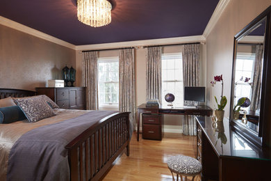 Ejemplo de habitación de invitados tradicional renovada de tamaño medio con paredes púrpuras y suelo de madera clara