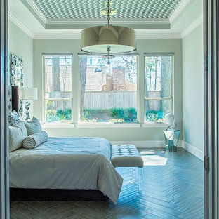Imagen de dormitorio principal, contemporáneo, grande, sin chimenea, con paredes grises y suelo de baldosas de porcelana