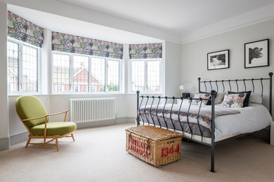 Mittelgroßes Klassisches Schlafzimmer mit grauer Wandfarbe, Teppichboden und beigem Boden in Surrey