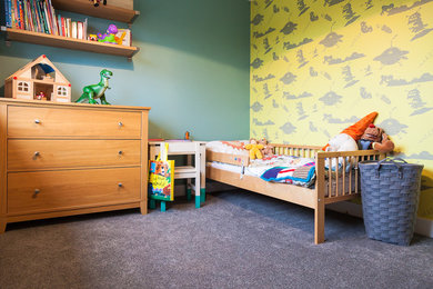 Immagine di una camera da letto contemporanea di medie dimensioni con pareti multicolore
