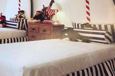 ポートランド(メイン)にある中くらいなコンテンポラリースタイルのおしゃれな客用寝室 (ベージュの壁、カーペット敷き、ピンクの床) のインテリア