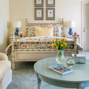 Klassisches Schlafzimmer mit beiger Wandfarbe, Teppichboden und blauem Boden in Dallas
