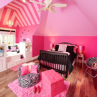 Imagen de dormitorio tradicional, de tamaño medio, sin chimenea, con paredes rosas y suelo de madera en tonos medios