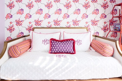 Esempio di una piccola camera da letto bohémian con pareti viola e pavimento in legno massello medio
