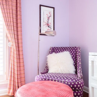 Diseño de dormitorio bohemio, pequeño, con paredes púrpuras y suelo de madera en tonos medios
