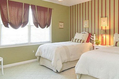 ワシントンD.C.にある中くらいなトランジショナルスタイルのおしゃれな客用寝室 (マルチカラーの壁、カーペット敷き)