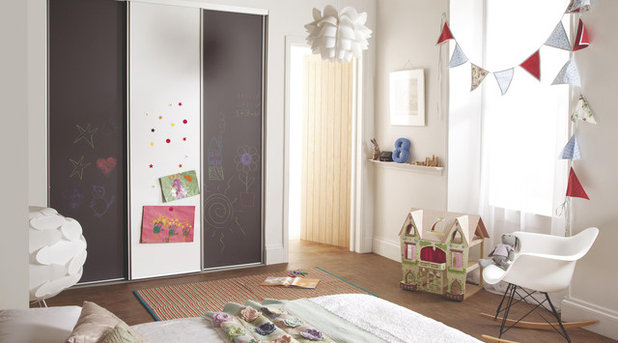 コンテンポラリー 寝室 Children's White Sliding Wardrobe Doors with Chalk Board Finish