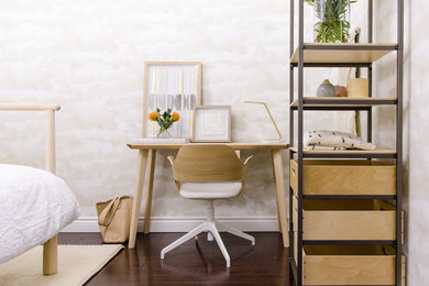 Modernes Schlafzimmer mit beiger Wandfarbe, dunklem Holzboden und braunem Boden in Toronto
