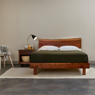Foto de dormitorio principal, escandinavo, de tamaño medio, con paredes beige, suelo de cemento y suelo gris